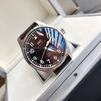 硬貨首發，市集獨家！ IW327003，316L精鋼材質， 非凡工藝，讓小廠知難而退！萬國飛行員馬克十八傳承腕錶採用原廠瑞士ETA王牌機芯2892，40mm表徑，全數字刻度超強夜光，雙面防反光凸狀藍寶石玻璃錶鏡獨家渠道進口意大利SANTONI牛皮，一條牛皮成本相當於市場一般牛皮的幾倍在很多細節的把控上都已達到行業 原廠W餘一般人均可輕鬆駕馭，此款萬國飛行員腕錶視為萬國經典款型，任何場景著裝均適合佩戴，可謂百搭神器。全套包裝出貨