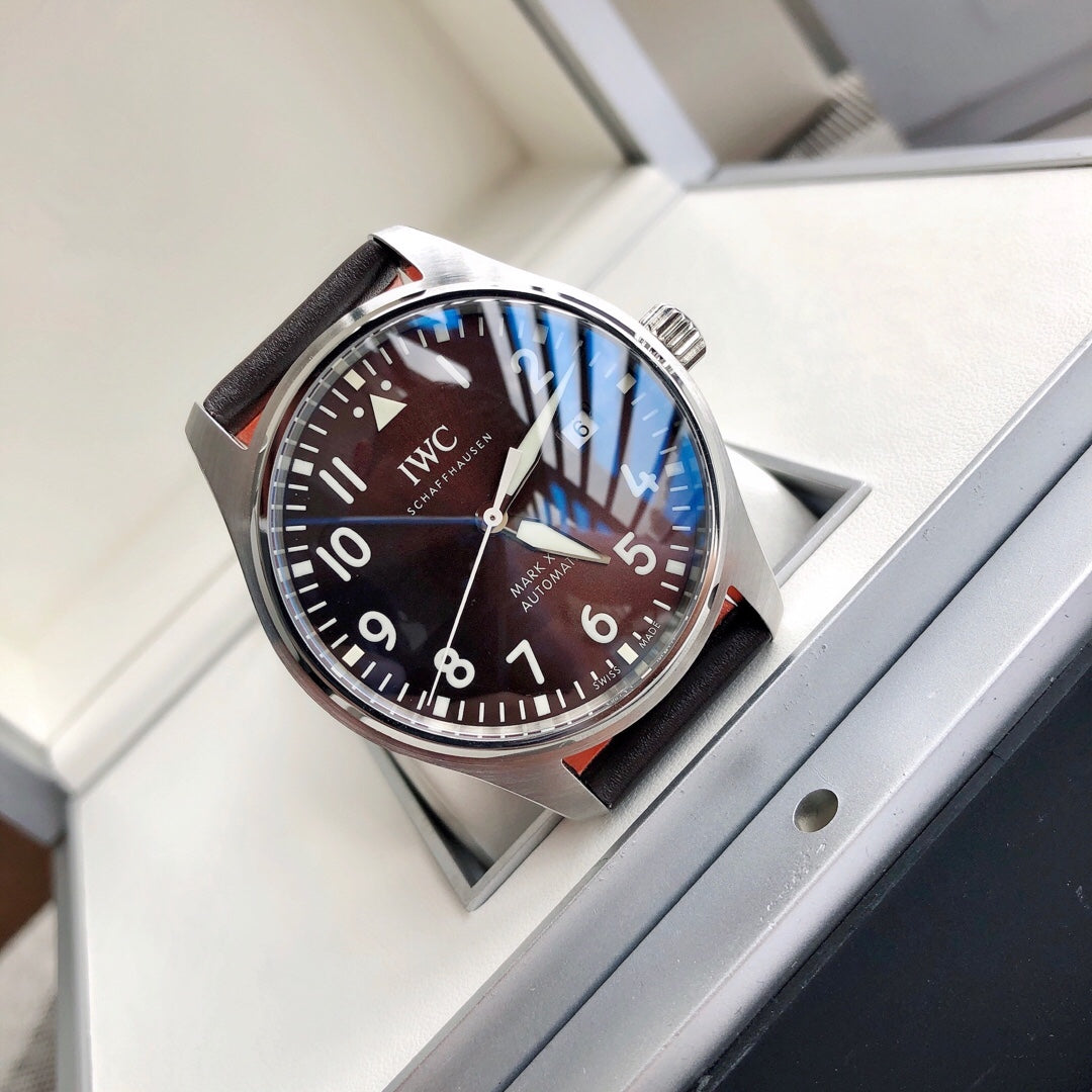 硬貨首發，市集獨家！ IW327003，316L精鋼材質， 非凡工藝，讓小廠知難而退！萬國飛行員馬克十八傳承腕錶採用原廠瑞士ETA王牌機芯2892，40mm表徑，全數字刻度超強夜光，雙面防反光凸狀藍寶石玻璃錶鏡獨家渠道進口意大利SANTONI牛皮，一條牛皮成本相當於市場一般牛皮的幾倍在很多細節的把控上都已達到行業 原廠W餘一般人均可輕鬆駕馭，此款萬國飛行員腕錶視為萬國經典款型，任何場景著裝均適合佩戴，可謂百搭神器。全套包裝出貨