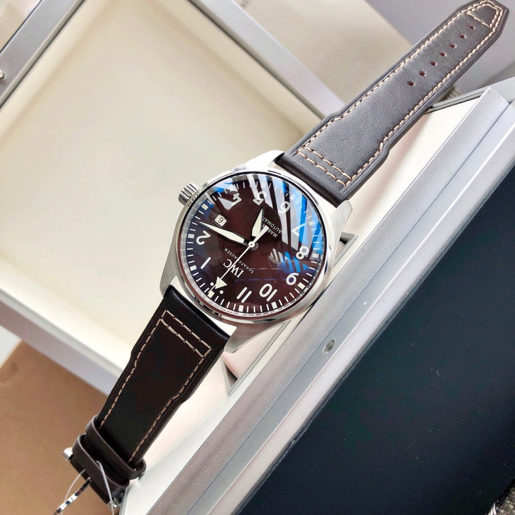 硬貨首發，市集獨家！ IW327003，316L精鋼材質， 非凡工藝，讓小廠知難而退！萬國飛行員馬克十八傳承腕錶採用原廠瑞士ETA王牌機芯2892，40mm表徑，全數字刻度超強夜光，雙面防反光凸狀藍寶石玻璃錶鏡獨家渠道進口意大利SANTONI牛皮，一條牛皮成本相當於市場一般牛皮的幾倍在很多細節的把控上都已達到行業 原廠W餘一般人均可輕鬆駕馭，此款萬國飛行員腕錶視為萬國經典款型，任何場景著裝均適合佩戴，可謂百搭神器。全套包裝出貨