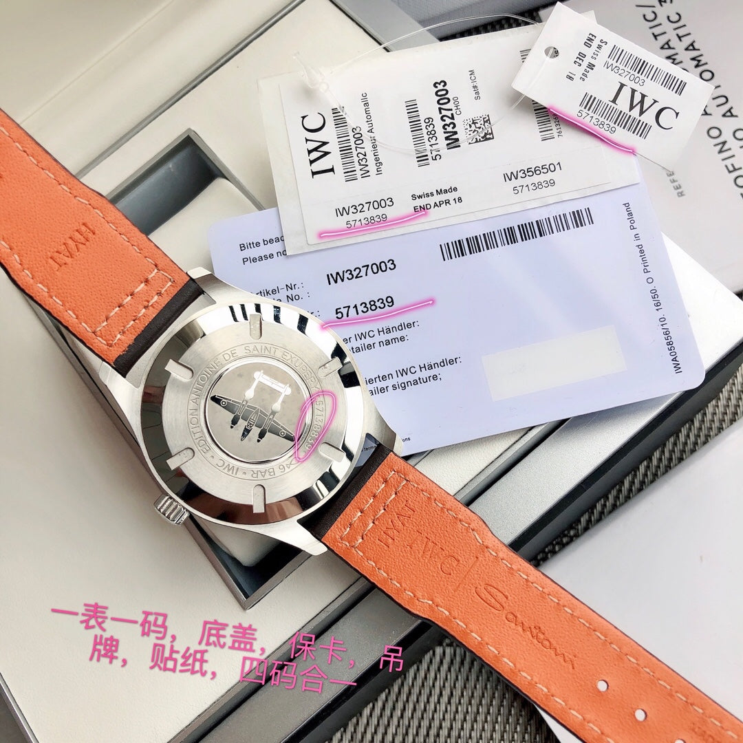 硬貨首發，市集獨家！ IW327003，316L精鋼材質， 非凡工藝，讓小廠知難而退！萬國飛行員馬克十八傳承腕錶採用原廠瑞士ETA王牌機芯2892，40mm表徑，全數字刻度超強夜光，雙面防反光凸狀藍寶石玻璃錶鏡獨家渠道進口意大利SANTONI牛皮，一條牛皮成本相當於市場一般牛皮的幾倍在很多細節的把控上都已達到行業 原廠W餘一般人均可輕鬆駕馭，此款萬國飛行員腕錶視為萬國經典款型，任何場景著裝均適合佩戴，可謂百搭神器。全套包裝出貨