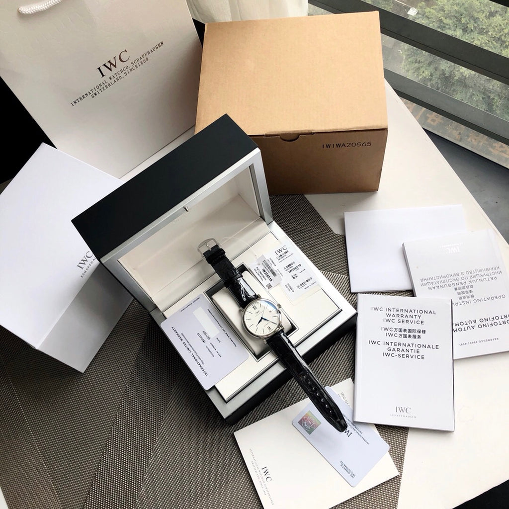 《原單正品》通路出口訂單！原封！缺個經銷商印章就是正品！大名鼎鼎的萬國柏濤菲諾，腕錶界的Gentleman，永遠像個紳士一般存在簡潔風格，原裝瑞士SW300自動機械機芯,個個錶友都以為Eta-2982是基礎機芯， 其實真正基礎機芯是原裝瑞士SW300機芯（也就是萬國自己命名的35111）
