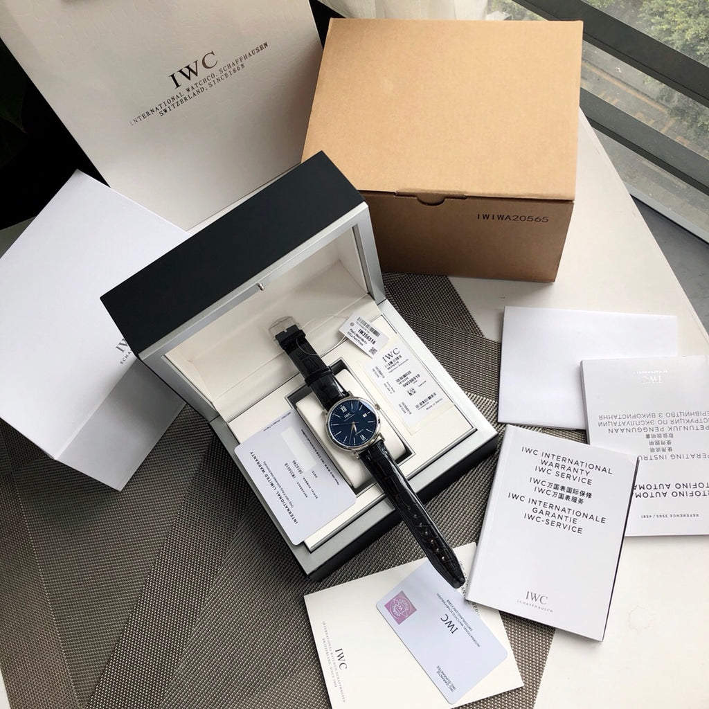《原單正品》通路出口訂單！原封！缺個經銷商印章就是正品！大名鼎鼎的萬國柏濤菲諾腕錶界的Gentleman，永遠像個紳士一般存在，簡潔風格原裝瑞士SW300自動機械機芯,個個錶友都以為Eta-2982是基礎機芯其實真正基礎機芯是原裝瑞士SW300機芯（也就是萬國自己命名的35111）防眩藍寶石玻璃，黑色美洲鱷魚皮錶帶，大部分男人理想中的錶款：錶盤乾淨、輕薄、低調且有內涵正裝40mm錶徑，鍍銠柳葉針造型百看不膩，60數字位用紅色凸顯更是點睛之筆！