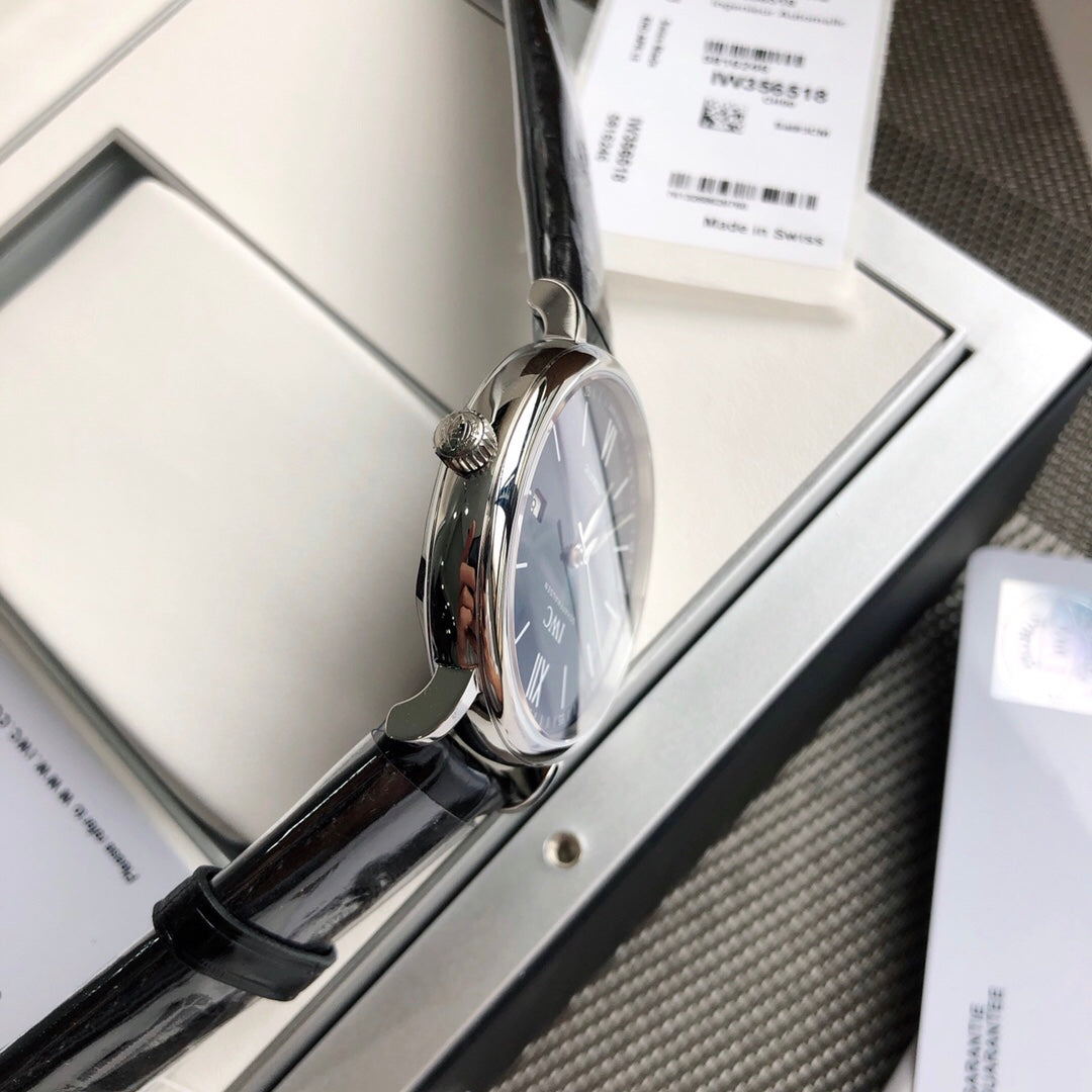《原單正品》通路出口訂單！原封！缺個經銷商印章就是正品！大名鼎鼎的萬國柏濤菲諾腕錶界的Gentleman，永遠像個紳士一般存在，簡潔風格原裝瑞士SW300自動機械機芯,個個錶友都以為Eta-2982是基礎機芯其實真正基礎機芯是原裝瑞士SW300機芯（也就是萬國自己命名的35111）防眩藍寶石玻璃，黑色美洲鱷魚皮錶帶，大部分男人理想中的錶款：錶盤乾淨、輕薄、低調且有內涵正裝40mm錶徑，鍍銠柳葉針造型百看不膩，60數字位用紅色凸顯更是點睛之筆！