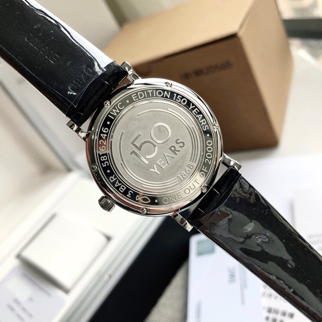 《原單正品》通路出口訂單！原封！缺個經銷商印章就是正品！大名鼎鼎的萬國柏濤菲諾腕錶界的Gentleman，永遠像個紳士一般存在，簡潔風格原裝瑞士SW300自動機械機芯,個個錶友都以為Eta-2982是基礎機芯其實真正基礎機芯是原裝瑞士SW300機芯（也就是萬國自己命名的35111）防眩藍寶石玻璃，黑色美洲鱷魚皮錶帶，大部分男人理想中的錶款：錶盤乾淨、輕薄、低調且有內涵正裝40mm錶徑，鍍銠柳葉針造型百看不膩，60數字位用紅色凸顯更是點睛之筆！