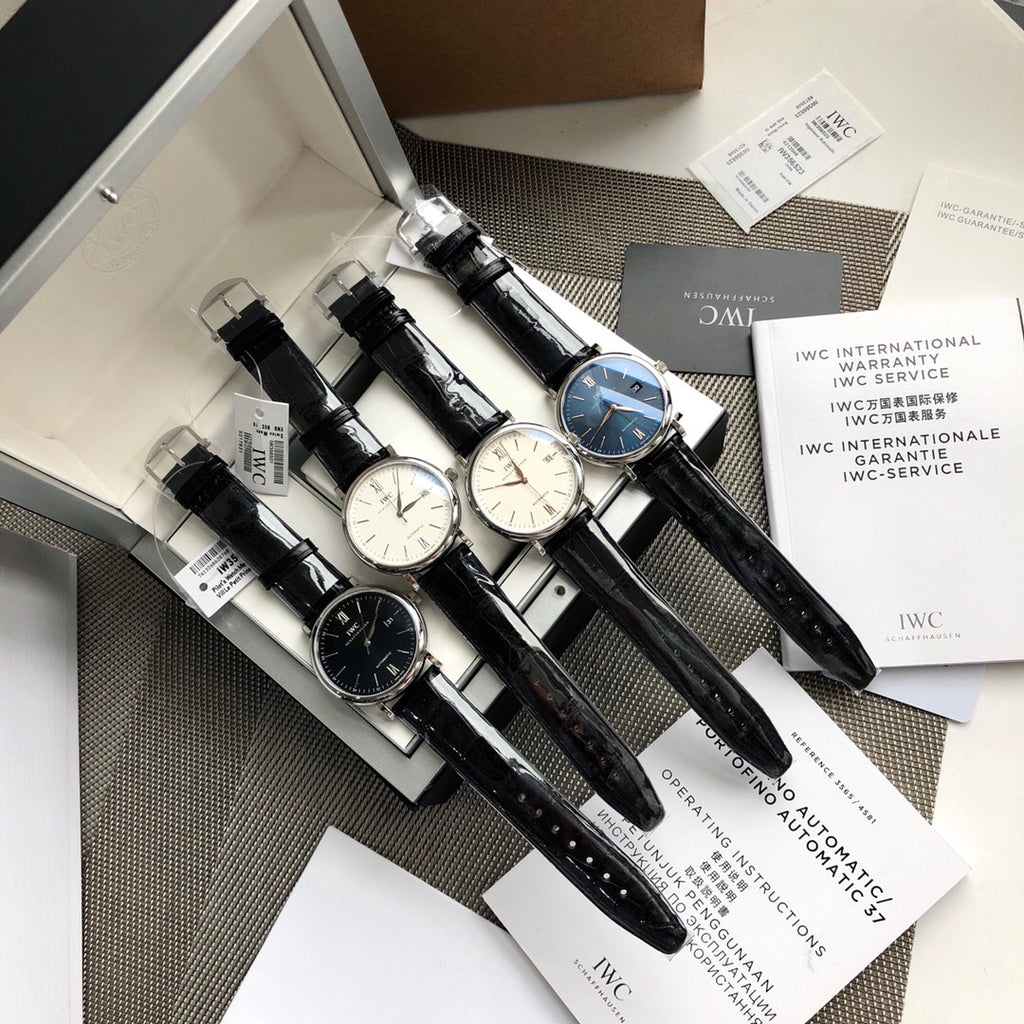 《原單正品》通路出口訂單！原封！缺個經銷商印章就是正品！大名鼎鼎的萬國柏濤菲諾， 腕錶界的Gentleman，永遠像個紳士一般存在，簡潔風格，原裝瑞士SW300自動機械機芯個表友都以為Eta-2982是基礎機芯其實真正基礎機芯是原裝瑞士SW300機芯（也就是萬國自己命名的35111）防眩藍寶石玻璃，黑色美洲鱷魚皮錶帶，大部分男人理想中的錶款：錶盤乾淨、輕薄、低調且有內涵正裝40mm錶徑，鍍銠柳葉針造型百看不膩