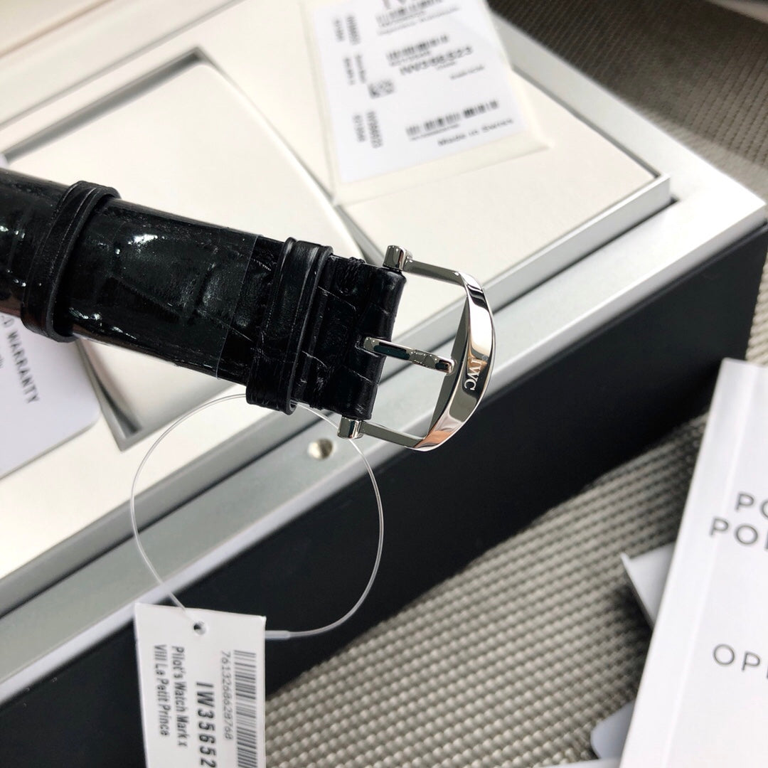 《原單正品》通路出口訂單！原封！缺個經銷商印章就是正品！大名鼎鼎的萬國柏濤菲諾， 腕錶界的Gentleman，永遠像個紳士一般存在，簡潔風格，原裝瑞士SW300自動機械機芯個表友都以為Eta-2982是基礎機芯其實真正基礎機芯是原裝瑞士SW300機芯（也就是萬國自己命名的35111）防眩藍寶石玻璃，黑色美洲鱷魚皮錶帶，大部分男人理想中的錶款：錶盤乾淨、輕薄、低調且有內涵正裝40mm錶徑，鍍銠柳葉針造型百看不膩