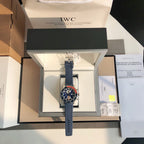 新款六針！萬國IWC的海洋時計系列已經有將近50年的歷史了，如今海洋時計之名已經成為潛水的代號今天給大家帶來的這款外觀簡單大方，精鋼材質的錶殼搭配黑色橡膠錶帶，可徒手拆卸圓形錶盤3點位設有日曆窗，大號的1 5分鐘潛水計時錶圈，夜光顏色以醒目黃色標註，保證在深水下也可輕易的掌握氧氣所剩的時間夜光功能超級強大，六項夜光標記Super-LumiNova*塗層，無論深處海洋深處還是夜店蹦迪，你都是最亮的仔