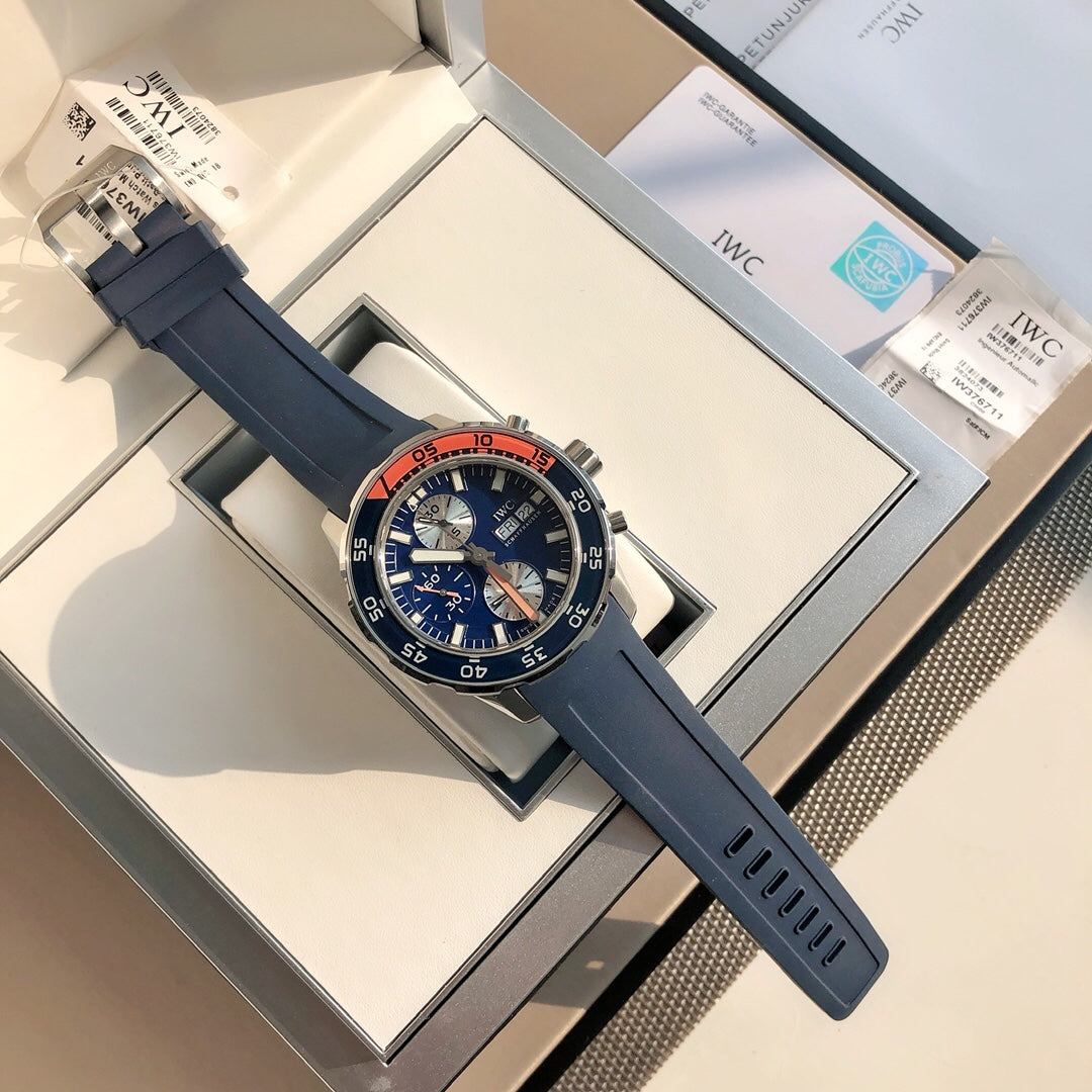 新款六針！萬國IWC的海洋時計系列已經有將近50年的歷史了，如今海洋時計之名已經成為潛水的代號今天給大家帶來的這款外觀簡單大方，精鋼材質的錶殼搭配黑色橡膠錶帶，可徒手拆卸圓形錶盤3點位設有日曆窗，大號的1 5分鐘潛水計時錶圈，夜光顏色以醒目黃色標註，保證在深水下也可輕易的掌握氧氣所剩的時間夜光功能超級強大，六項夜光標記Super-LumiNova*塗層，無論深處海洋深處還是夜店蹦迪，你都是最亮的仔