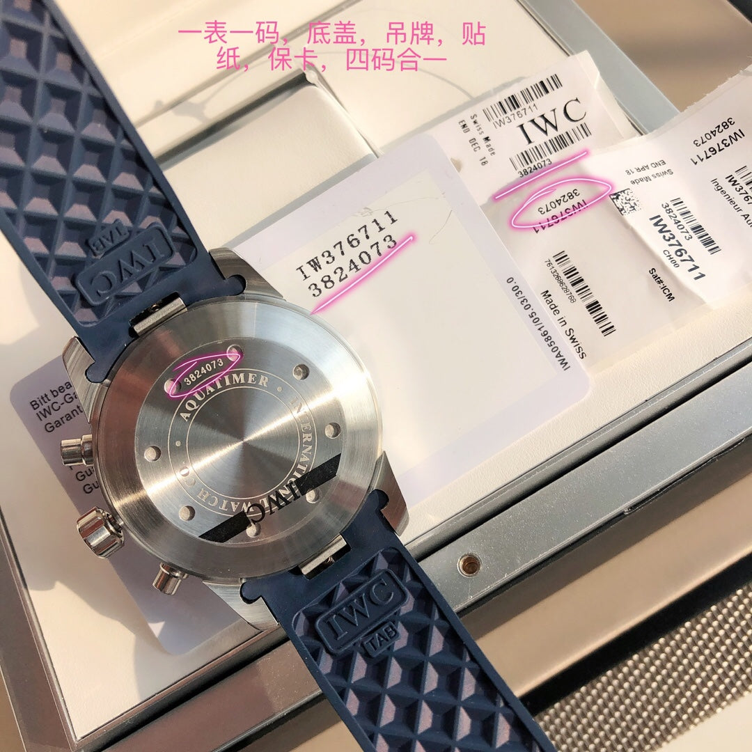 新款六針！萬國IWC的海洋時計系列已經有將近50年的歷史了，如今海洋時計之名已經成為潛水的代號今天給大家帶來的這款外觀簡單大方，精鋼材質的錶殼搭配黑色橡膠錶帶，可徒手拆卸圓形錶盤3點位設有日曆窗，大號的1 5分鐘潛水計時錶圈，夜光顏色以醒目黃色標註，保證在深水下也可輕易的掌握氧氣所剩的時間夜光功能超級強大，六項夜光標記Super-LumiNova*塗層，無論深處海洋深處還是夜店蹦迪，你都是最亮的仔