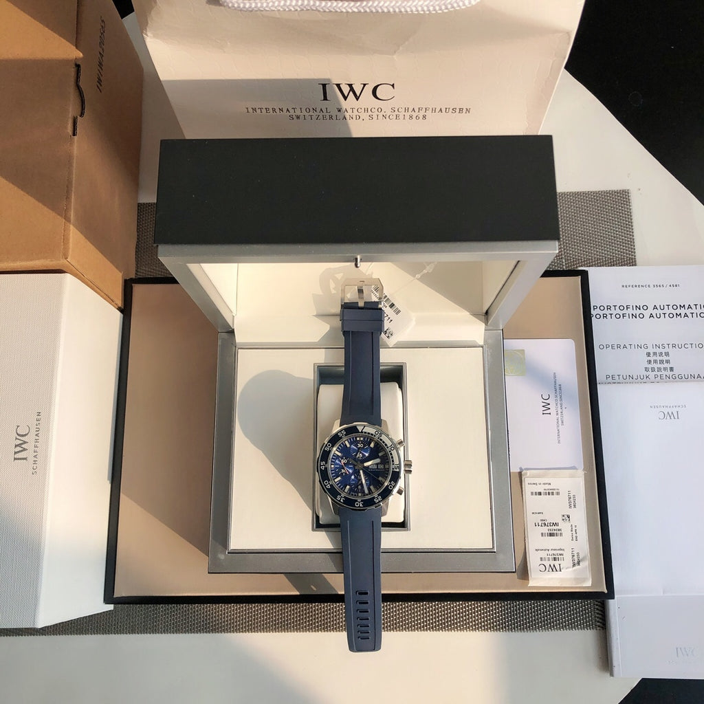 新款六針！萬國IWC的海洋時計系列已經有將近50年的歷史了，如今海洋時計之名已經成為潛水的代號今天給大家帶來的這款外觀簡單大方，精鋼材質的錶殼搭配黑色橡膠錶帶，可徒手拆卸圓形錶盤3點位設有日曆窗，大號的15分鐘潛水計時錶圈夜光顏色以醒目黃色標註，保證在深水下，也可輕易的掌握氧氣所剩的時間夜光功能超級強大，六項夜光標記Super-LumiNova*塗層，無論深處海洋深處還是夜店蹦迪你都是最亮的仔