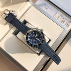 新款六針！萬國IWC的海洋時計系列已經有將近50年的歷史了，如今海洋時計之名已經成為潛水的代號今天給大家帶來的這款外觀簡單大方，精鋼材質的錶殼搭配黑色橡膠錶帶，可徒手拆卸圓形錶盤3點位設有日曆窗，大號的15分鐘潛水計時錶圈夜光顏色以醒目黃色標註，保證在深水下，也可輕易的掌握氧氣所剩的時間夜光功能超級強大，六項夜光標記Super-LumiNova*塗層，無論深處海洋深處還是夜店蹦迪你都是最亮的仔