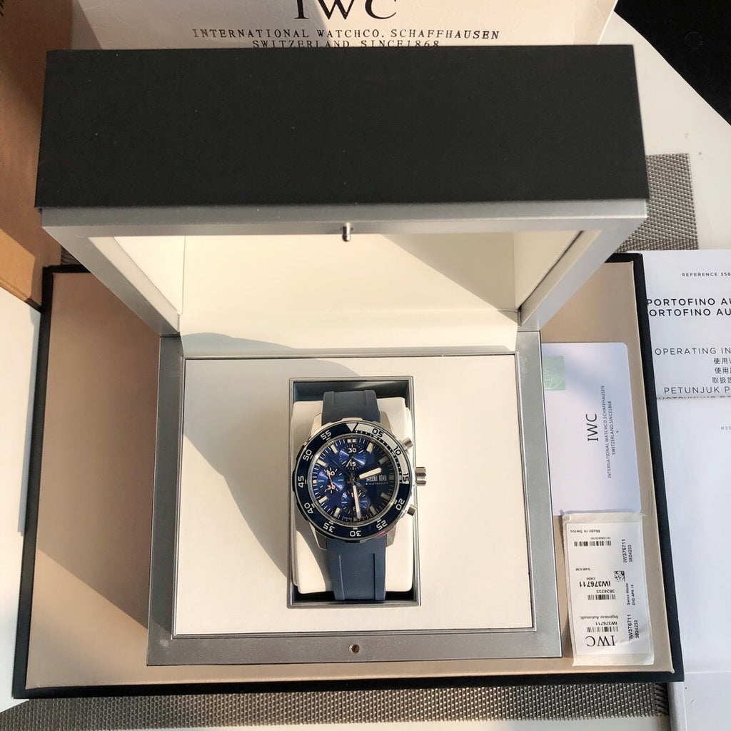 新款六針！萬國IWC的海洋時計系列已經有將近50年的歷史了，如今海洋時計之名已經成為潛水的代號今天給大家帶來的這款外觀簡單大方，精鋼材質的錶殼搭配黑色橡膠錶帶，可徒手拆卸圓形錶盤3點位設有日曆窗，大號的15分鐘潛水計時錶圈夜光顏色以醒目黃色標註，保證在深水下，也可輕易的掌握氧氣所剩的時間夜光功能超級強大，六項夜光標記Super-LumiNova*塗層，無論深處海洋深處還是夜店蹦迪你都是最亮的仔