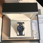新款六針！萬國IWC的海洋時計系列已經有將近50年的歷史了，如今海洋時計之名已經成為潛水的代號今天給大家帶來的這款外觀簡單大方，精鋼材質的錶殼搭配黑色橡膠錶帶，可徒手拆卸圓形錶盤3點位設有日曆窗，大號的15分鐘潛水計時錶圈夜光顏色以醒目黃色標註，保證在深水下，也可輕易的掌握氧氣所剩的時間夜光功能超級強大，六項夜光標記Super-LumiNova*塗層，無論深處海洋深處還是夜店蹦迪你都是最亮的仔