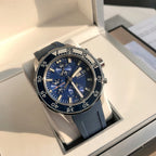 新款六針！萬國IWC的海洋時計系列已經有將近50年的歷史了，如今海洋時計之名已經成為潛水的代號今天給大家帶來的這款外觀簡單大方，精鋼材質的錶殼搭配黑色橡膠錶帶，可徒手拆卸圓形錶盤3點位設有日曆窗，大號的15分鐘潛水計時錶圈夜光顏色以醒目黃色標註，保證在深水下，也可輕易的掌握氧氣所剩的時間夜光功能超級強大，六項夜光標記Super-LumiNova*塗層，無論深處海洋深處還是夜店蹦迪你都是最亮的仔