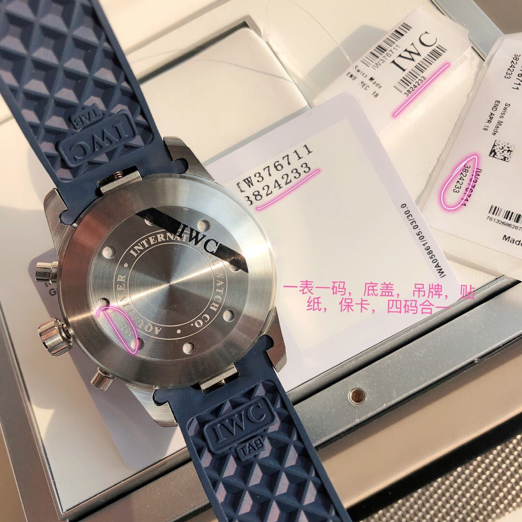 新款六針！萬國IWC的海洋時計系列已經有將近50年的歷史了，如今海洋時計之名已經成為潛水的代號今天給大家帶來的這款外觀簡單大方，精鋼材質的錶殼搭配黑色橡膠錶帶，可徒手拆卸圓形錶盤3點位設有日曆窗，大號的15分鐘潛水計時錶圈夜光顏色以醒目黃色標註，保證在深水下，也可輕易的掌握氧氣所剩的時間夜光功能超級強大，六項夜光標記Super-LumiNova*塗層，無論深處海洋深處還是夜店蹦迪你都是最亮的仔