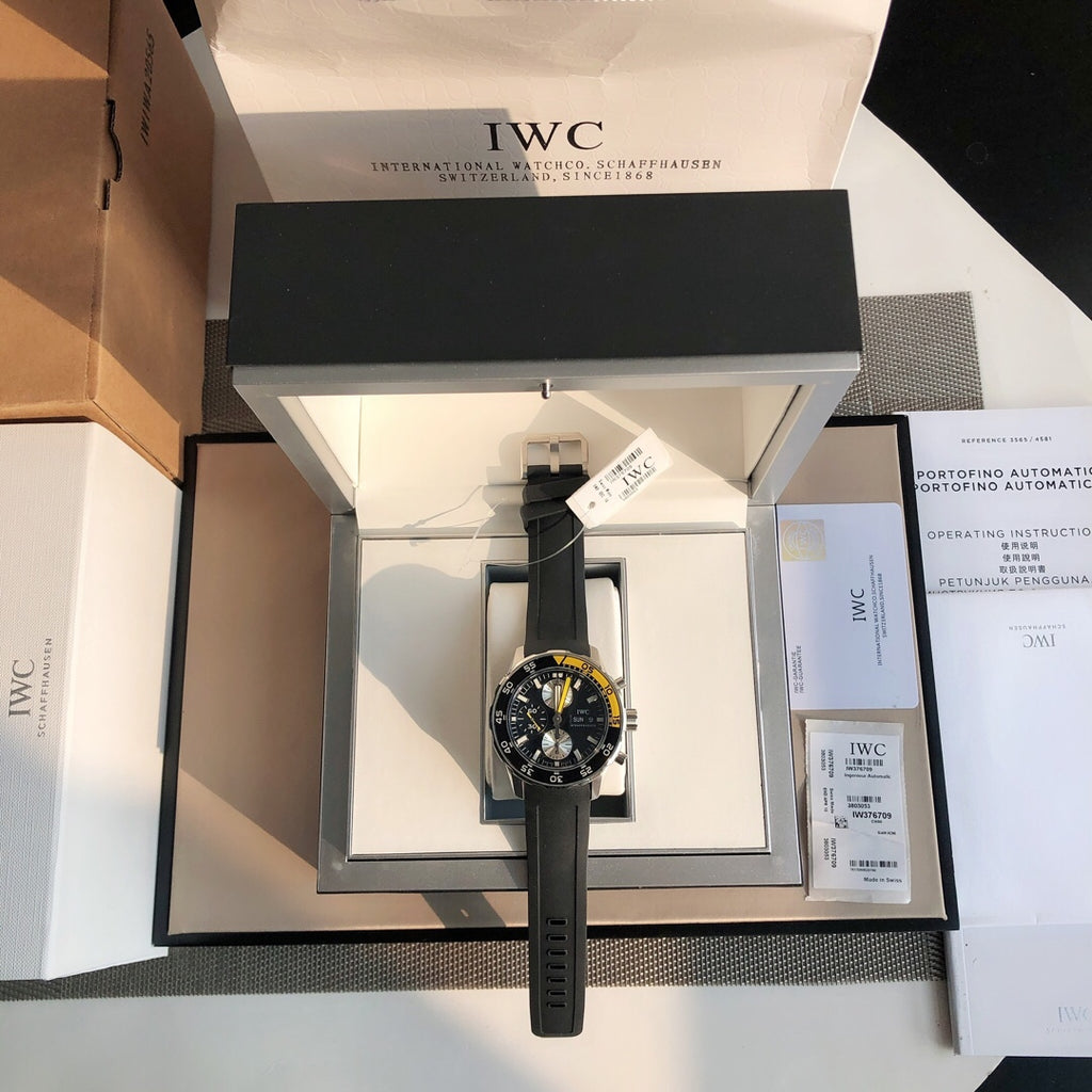 新款六針！萬國IWC的海洋時計系列已經有將近50年的歷史了，如今海洋時計之名已經成為潛水的代號今天給大家帶來的這款外觀簡單大方，精鋼材質的錶殼搭配黑色橡膠錶帶可徒手拆卸，圓形錶盤3點位設有日曆窗，大號的15分鐘潛水計時錶圈，夜光錶現以醒目黃色的時間也能輕觸的氧氣空間可掌握的時間錶圈。夜光功能超強大六項夜光標記Super-LumiNova*塗層，無論深處海洋深處還是夜店蹦迪，你都是最亮的仔