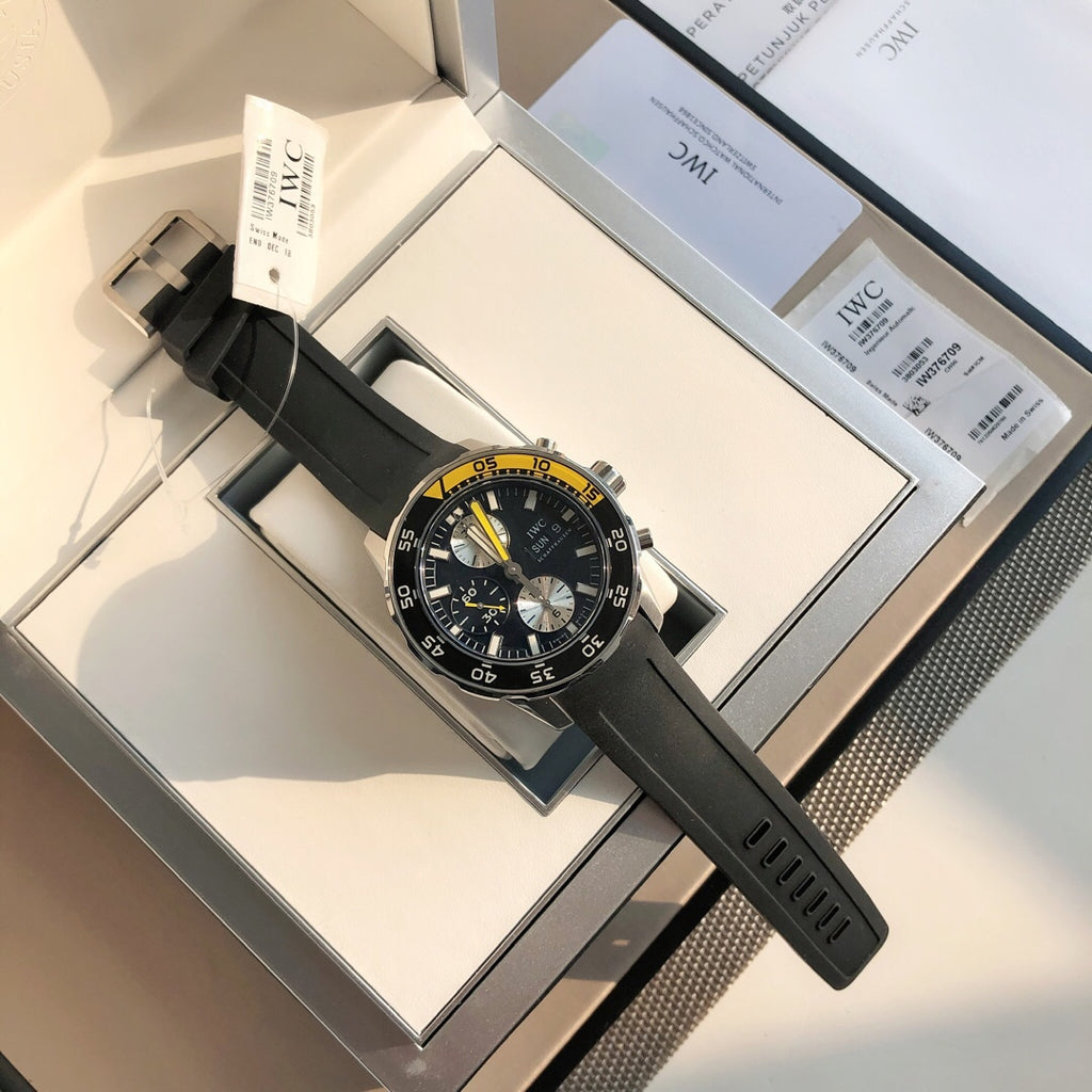 新款六針！萬國IWC的海洋時計系列已經有將近50年的歷史了，如今海洋時計之名已經成為潛水的代號今天給大家帶來的這款外觀簡單大方，精鋼材質的錶殼搭配黑色橡膠錶帶可徒手拆卸，圓形錶盤3點位設有日曆窗，大號的15分鐘潛水計時錶圈，夜光錶現以醒目黃色的時間也能輕觸的氧氣空間可掌握的時間錶圈。夜光功能超強大六項夜光標記Super-LumiNova*塗層，無論深處海洋深處還是夜店蹦迪，你都是最亮的仔