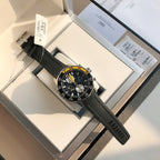 新款六針！萬國IWC的海洋時計系列已經有將近50年的歷史了，如今海洋時計之名已經成為潛水的代號今天給大家帶來的這款外觀簡單大方，精鋼材質的錶殼搭配黑色橡膠錶帶可徒手拆卸，圓形錶盤3點位設有日曆窗，大號的15分鐘潛水計時錶圈，夜光錶現以醒目黃色的時間也能輕觸的氧氣空間可掌握的時間錶圈。夜光功能超強大六項夜光標記Super-LumiNova*塗層，無論深處海洋深處還是夜店蹦迪，你都是最亮的仔