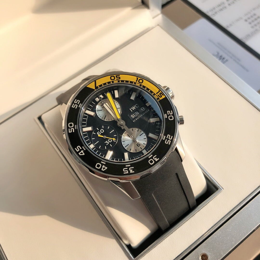 新款六針！萬國IWC的海洋時計系列已經有將近50年的歷史了，如今海洋時計之名已經成為潛水的代號今天給大家帶來的這款外觀簡單大方，精鋼材質的錶殼搭配黑色橡膠錶帶可徒手拆卸，圓形錶盤3點位設有日曆窗，大號的15分鐘潛水計時錶圈，夜光錶現以醒目黃色的時間也能輕觸的氧氣空間可掌握的時間錶圈。夜光功能超強大六項夜光標記Super-LumiNova*塗層，無論深處海洋深處還是夜店蹦迪，你都是最亮的仔