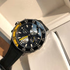 新款六針！萬國IWC的海洋時計系列已經有將近50年的歷史了，如今海洋時計之名已經成為潛水的代號今天給大家帶來的這款外觀簡單大方，精鋼材質的錶殼搭配黑色橡膠錶帶可徒手拆卸，圓形錶盤3點位設有日曆窗，大號的15分鐘潛水計時錶圈，夜光錶現以醒目黃色的時間也能輕觸的氧氣空間可掌握的時間錶圈。夜光功能超強大六項夜光標記Super-LumiNova*塗層，無論深處海洋深處還是夜店蹦迪，你都是最亮的仔