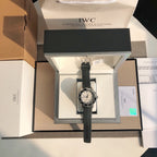 萬國IWC的海洋時計系列已經有將近50年的歷史了，如今海洋時計之名已經成為潛水的代號今天給大家帶來的這款外觀簡單大方，精鋼材質的錶殼搭配黑色橡膠錶帶，可徒手拆卸圓形錶盤3點位設有日曆窗，大號的15分鐘潛水計時錶圈，夜光錶現以醒目黃色的時間也能輕觸的氧氣空間可掌握的時間錶圈顏色。夜光功能超強大六項夜光標記Super-LumiNova*塗層，無論深處海洋深處還是夜店蹦迪，你都是最亮的仔