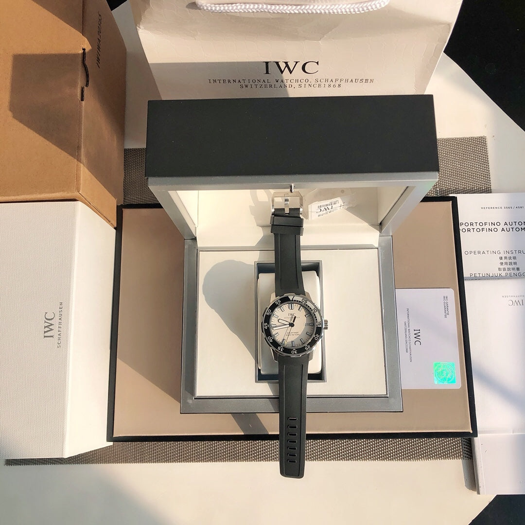 萬國IWC的海洋時計系列已經有將近50年的歷史了，如今海洋時計之名已經成為潛水的代號今天給大家帶來的這款外觀簡單大方，精鋼材質的錶殼搭配黑色橡膠錶帶，可徒手拆卸圓形錶盤3點位設有日曆窗，大號的15分鐘潛水計時錶圈，夜光錶現以醒目黃色的時間也能輕觸的氧氣空間可掌握的時間錶圈顏色。夜光功能超強大六項夜光標記Super-LumiNova*塗層，無論深處海洋深處還是夜店蹦迪，你都是最亮的仔