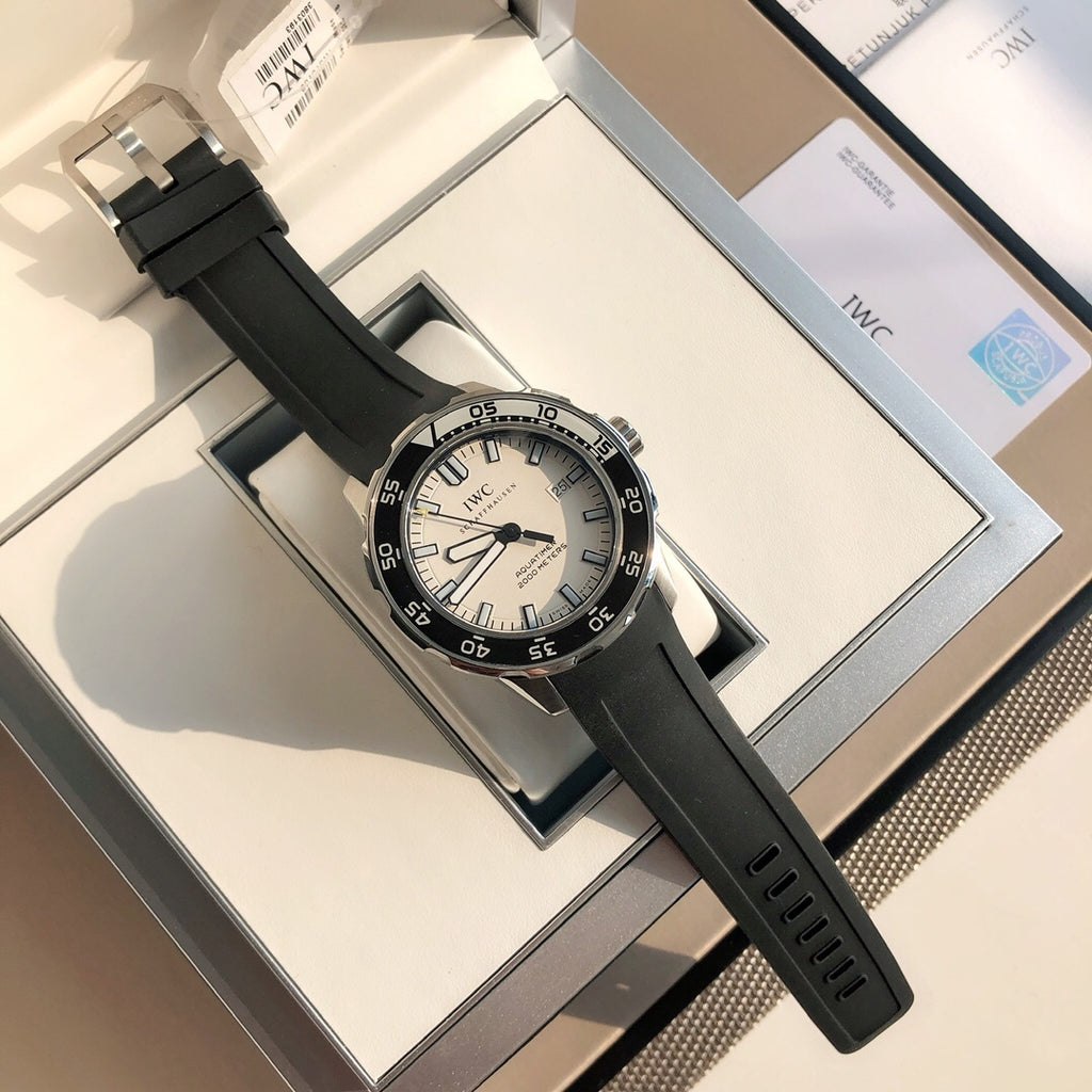 萬國IWC的海洋時計系列已經有將近50年的歷史了，如今海洋時計之名已經成為潛水的代號今天給大家帶來的這款外觀簡單大方，精鋼材質的錶殼搭配黑色橡膠錶帶，可徒手拆卸圓形錶盤3點位設有日曆窗，大號的15分鐘潛水計時錶圈，夜光錶現以醒目黃色的時間也能輕觸的氧氣空間可掌握的時間錶圈顏色。夜光功能超強大六項夜光標記Super-LumiNova*塗層，無論深處海洋深處還是夜店蹦迪，你都是最亮的仔