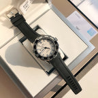 萬國IWC的海洋時計系列已經有將近50年的歷史了，如今海洋時計之名已經成為潛水的代號今天給大家帶來的這款外觀簡單大方，精鋼材質的錶殼搭配黑色橡膠錶帶，可徒手拆卸圓形錶盤3點位設有日曆窗，大號的15分鐘潛水計時錶圈，夜光錶現以醒目黃色的時間也能輕觸的氧氣空間可掌握的時間錶圈顏色。夜光功能超強大六項夜光標記Super-LumiNova*塗層，無論深處海洋深處還是夜店蹦迪，你都是最亮的仔