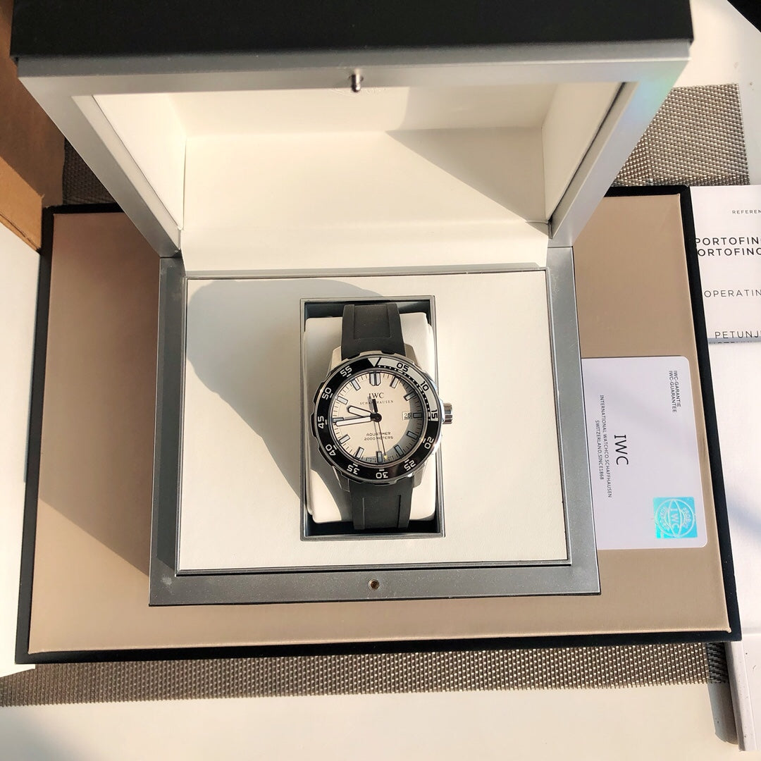 萬國IWC的海洋時計系列已經有將近50年的歷史了，如今海洋時計之名已經成為潛水的代號今天給大家帶來的這款外觀簡單大方，精鋼材質的錶殼搭配黑色橡膠錶帶，可徒手拆卸圓形錶盤3點位設有日曆窗，大號的15分鐘潛水計時錶圈，夜光錶現以醒目黃色的時間也能輕觸的氧氣空間可掌握的時間錶圈顏色。夜光功能超強大六項夜光標記Super-LumiNova*塗層，無論深處海洋深處還是夜店蹦迪，你都是最亮的仔
