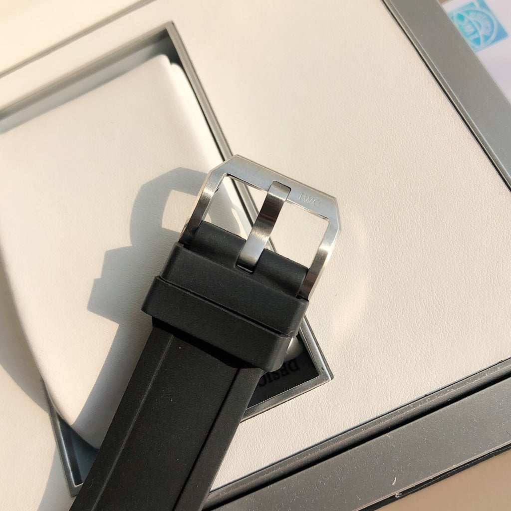 萬國IWC的海洋時計系列已經有將近50年的歷史了，如今海洋時計之名已經成為潛水的代號今天給大家帶來的這款外觀簡單大方，精鋼材質的錶殼搭配黑色橡膠錶帶，可徒手拆卸圓形錶盤3點位設有日曆窗，大號的15分鐘潛水計時錶圈，夜光錶現以醒目黃色的時間也能輕觸的氧氣空間可掌握的時間錶圈顏色。夜光功能超強大六項夜光標記Super-LumiNova*塗層，無論深處海洋深處還是夜店蹦迪，你都是最亮的仔