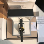 萬國IWC的海洋時計系列已經有將近50年的歷史了，如今海洋時計之名已經成為潛水的代號今天給大家帶來的這款外觀簡單大方精鋼材質的錶殼搭配黑色橡膠錶帶，可徒手拆卸，圓形錶盤3點位設有日曆窗大號的15分鐘計時錶圈，夜光標示的時間也能輕醒的水錶現光，可在水下的水錶圈表現。夜光功能超強大六項夜光標記Super-LumiNova*塗層，無論深處海洋深處還是夜店蹦迪，你都是最亮的仔