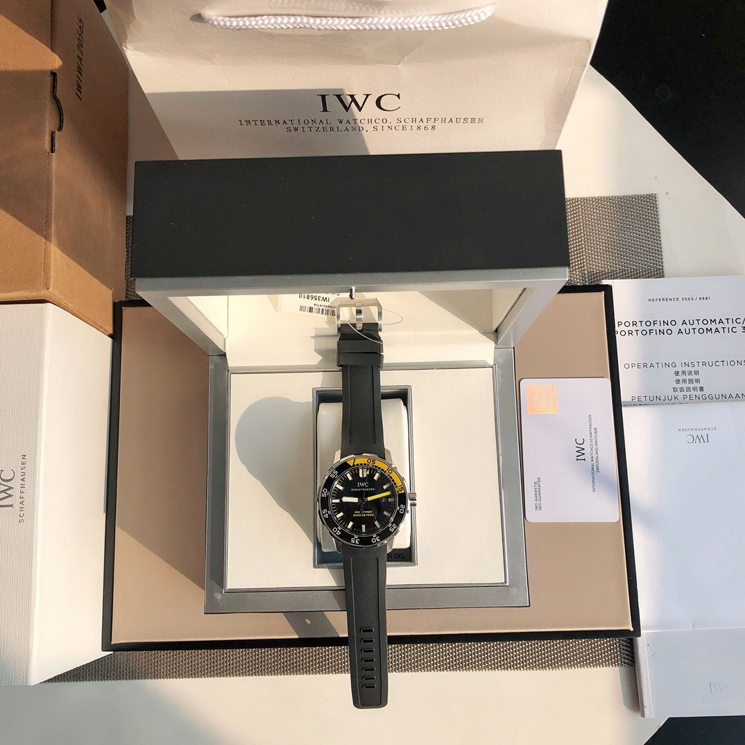 萬國IWC的海洋時計系列已經有將近50年的歷史了，如今海洋時計之名已經成為潛水的代號今天給大家帶來的這款外觀簡單大方精鋼材質的錶殼搭配黑色橡膠錶帶，可徒手拆卸，圓形錶盤3點位設有日曆窗大號的15分鐘計時錶圈，夜光標示的時間也能輕醒的水錶現光，可在水下的水錶圈表現。夜光功能超強大六項夜光標記Super-LumiNova*塗層，無論深處海洋深處還是夜店蹦迪，你都是最亮的仔