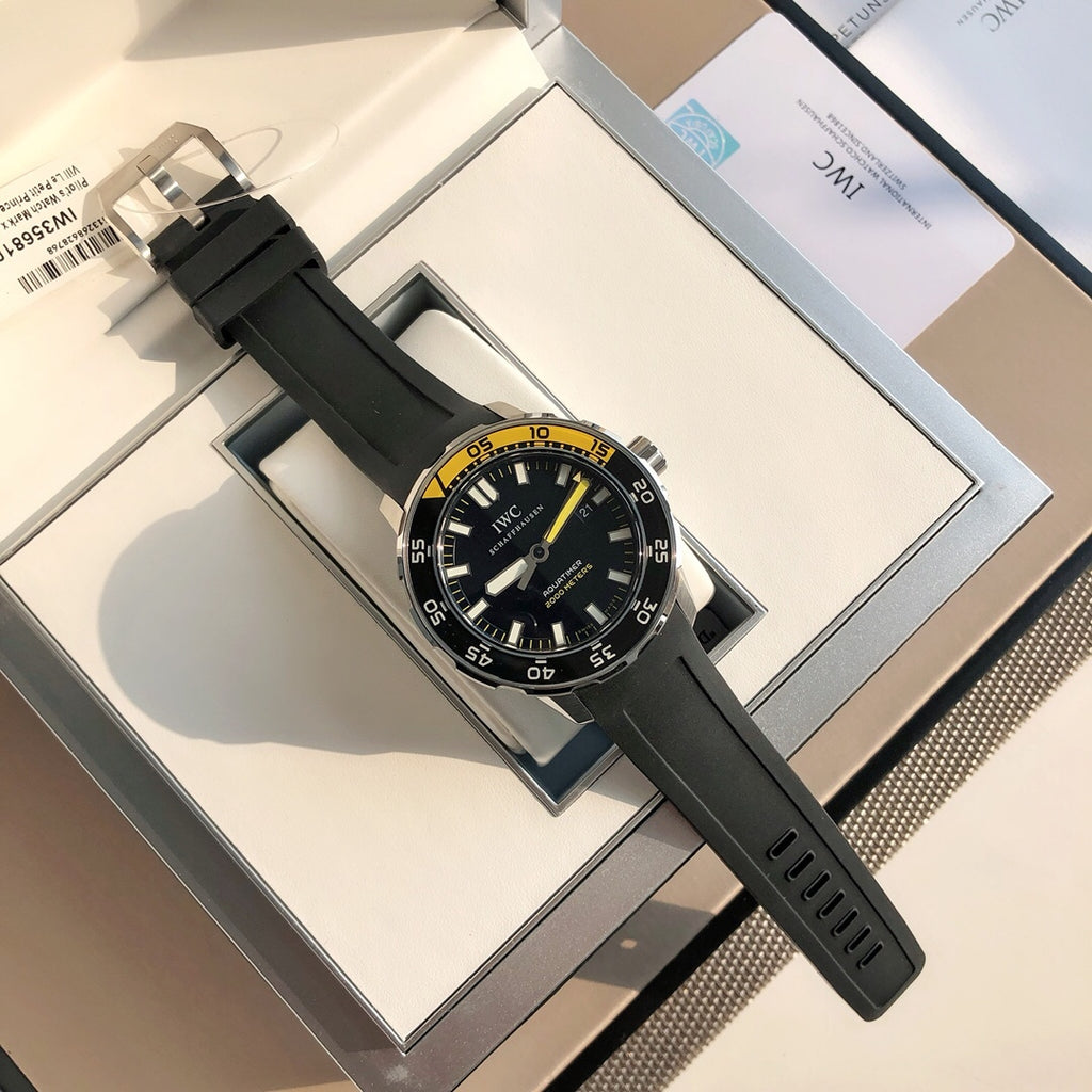 萬國IWC的海洋時計系列已經有將近50年的歷史了，如今海洋時計之名已經成為潛水的代號今天給大家帶來的這款外觀簡單大方精鋼材質的錶殼搭配黑色橡膠錶帶，可徒手拆卸，圓形錶盤3點位設有日曆窗大號的15分鐘計時錶圈，夜光標示的時間也能輕醒的水錶現光，可在水下的水錶圈表現。夜光功能超強大六項夜光標記Super-LumiNova*塗層，無論深處海洋深處還是夜店蹦迪，你都是最亮的仔