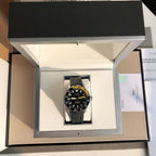 萬國IWC的海洋時計系列已經有將近50年的歷史了，如今海洋時計之名已經成為潛水的代號今天給大家帶來的這款外觀簡單大方精鋼材質的錶殼搭配黑色橡膠錶帶，可徒手拆卸，圓形錶盤3點位設有日曆窗大號的15分鐘計時錶圈，夜光標示的時間也能輕醒的水錶現光，可在水下的水錶圈表現。夜光功能超強大六項夜光標記Super-LumiNova*塗層，無論深處海洋深處還是夜店蹦迪，你都是最亮的仔