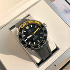 萬國IWC的海洋時計系列已經有將近50年的歷史了，如今海洋時計之名已經成為潛水的代號今天給大家帶來的這款外觀簡單大方精鋼材質的錶殼搭配黑色橡膠錶帶，可徒手拆卸，圓形錶盤3點位設有日曆窗大號的15分鐘計時錶圈，夜光標示的時間也能輕醒的水錶現光，可在水下的水錶圈表現。夜光功能超強大六項夜光標記Super-LumiNova*塗層，無論深處海洋深處還是夜店蹦迪，你都是最亮的仔