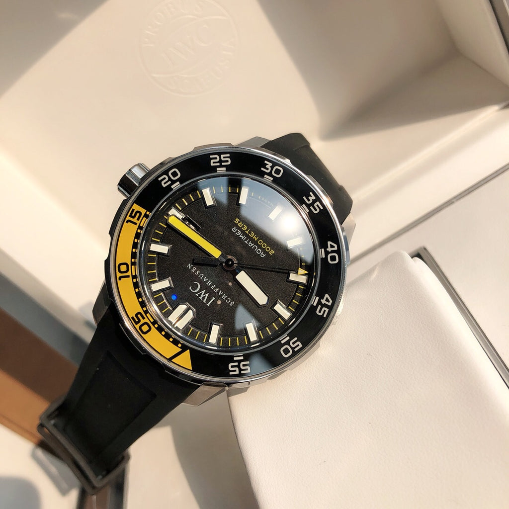 萬國IWC的海洋時計系列已經有將近50年的歷史了，如今海洋時計之名已經成為潛水的代號今天給大家帶來的這款外觀簡單大方精鋼材質的錶殼搭配黑色橡膠錶帶，可徒手拆卸，圓形錶盤3點位設有日曆窗大號的15分鐘計時錶圈，夜光標示的時間也能輕醒的水錶現光，可在水下的水錶圈表現。夜光功能超強大六項夜光標記Super-LumiNova*塗層，無論深處海洋深處還是夜店蹦迪，你都是最亮的仔