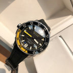 萬國IWC的海洋時計系列已經有將近50年的歷史了，如今海洋時計之名已經成為潛水的代號今天給大家帶來的這款外觀簡單大方精鋼材質的錶殼搭配黑色橡膠錶帶，可徒手拆卸，圓形錶盤3點位設有日曆窗大號的15分鐘計時錶圈，夜光標示的時間也能輕醒的水錶現光，可在水下的水錶圈表現。夜光功能超強大六項夜光標記Super-LumiNova*塗層，無論深處海洋深處還是夜店蹦迪，你都是最亮的仔