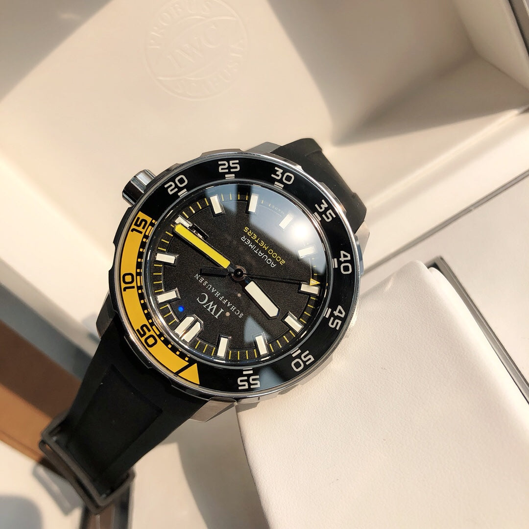 萬國IWC的海洋時計系列已經有將近50年的歷史了，如今海洋時計之名已經成為潛水的代號今天給大家帶來的這款外觀簡單大方精鋼材質的錶殼搭配黑色橡膠錶帶，可徒手拆卸，圓形錶盤3點位設有日曆窗大號的15分鐘計時錶圈，夜光標示的時間也能輕醒的水錶現光，可在水下的水錶圈表現。夜光功能超強大六項夜光標記Super-LumiNova*塗層，無論深處海洋深處還是夜店蹦迪，你都是最亮的仔
