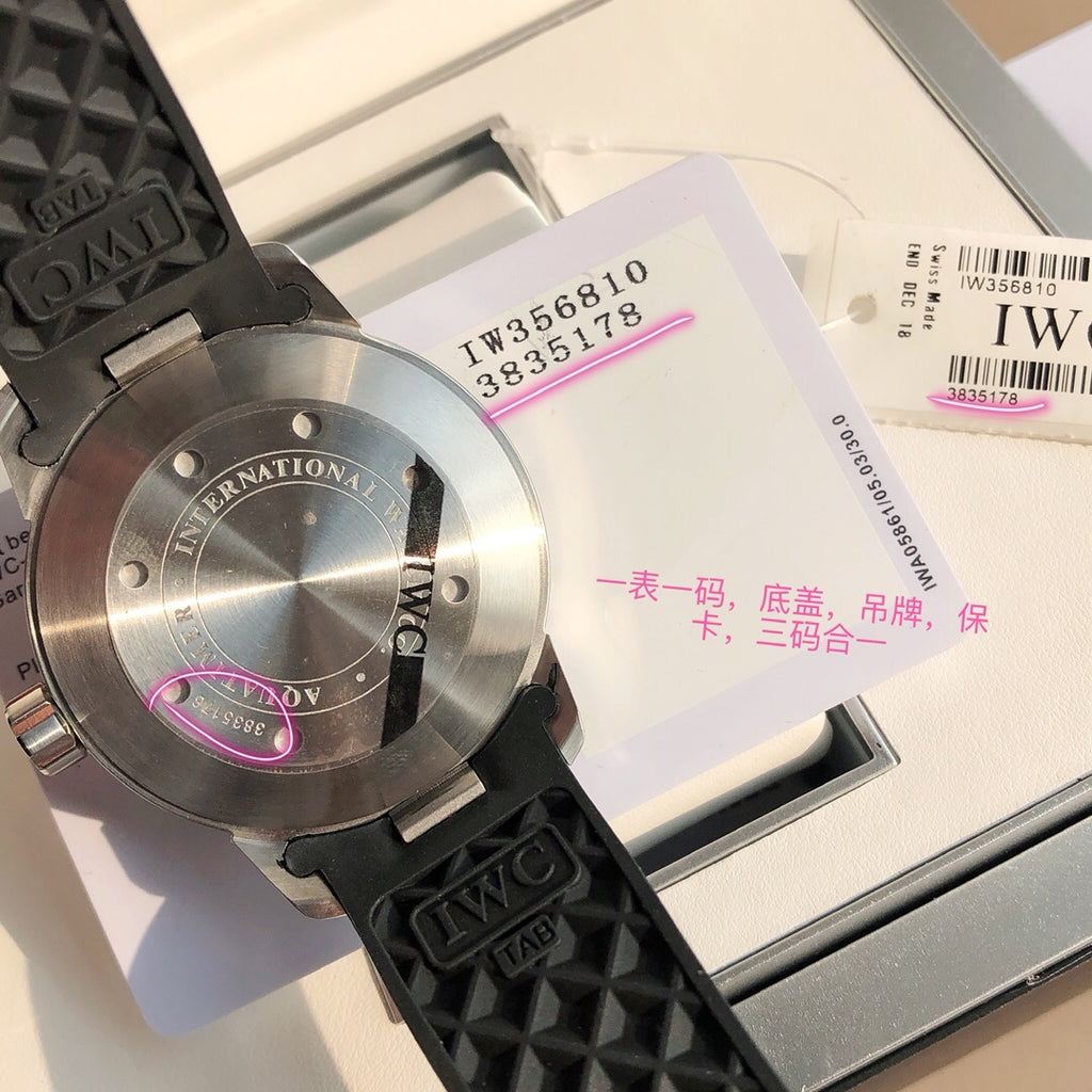 萬國IWC的海洋時計系列已經有將近50年的歷史了，如今海洋時計之名已經成為潛水的代號今天給大家帶來的這款外觀簡單大方精鋼材質的錶殼搭配黑色橡膠錶帶，可徒手拆卸，圓形錶盤3點位設有日曆窗大號的15分鐘計時錶圈，夜光標示的時間也能輕醒的水錶現光，可在水下的水錶圈表現。夜光功能超強大六項夜光標記Super-LumiNova*塗層，無論深處海洋深處還是夜店蹦迪，你都是最亮的仔