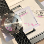 萬國IWC的海洋時計系列已經有將近50年的歷史了，如今海洋時計之名已經成為潛水的代號今天給大家帶來的這款外觀簡單大方精鋼材質的錶殼搭配黑色橡膠錶帶，可徒手拆卸，圓形錶盤3點位設有日曆窗大號的15分鐘計時錶圈，夜光標示的時間也能輕醒的水錶現光，可在水下的水錶圈表現。夜光功能超強大六項夜光標記Super-LumiNova*塗層，無論深處海洋深處還是夜店蹦迪，你都是最亮的仔