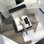 萬國IWC波濤菲諾一表一卡一碼絕不重複、正品一致三碼合一！ 簡約而不簡單低調確失優雅，秒針微微彎曲、細節吻合正品！整錶正面看與原版效果一致，達到真假難辨效果，秒殺市場所有版本！ 從錶殼內側看90度的彎曲線而從外側看四個耳腳又達到了一致的平面效果！ 錶殼資料40mmX9.3mm完美吻合正品，方得始終