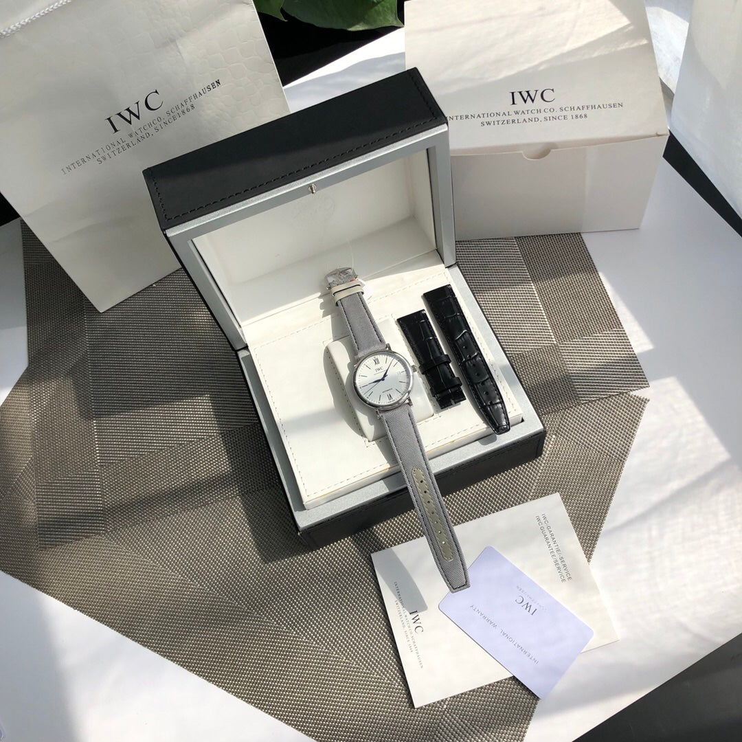萬國IWC波濤菲諾一表一卡一碼絕不重複、正品一致三碼合一！ 簡約而不簡單低調確失優雅，秒針微微彎曲、細節吻合正品！整錶正面看與原版效果一致，達到真假難辨效果，秒殺市場所有版本！ 從錶殼內側看90度的彎曲線而從外側看四個耳腳又達到了一致的平面效果！ 錶殼資料40mmX9.3mm完美吻合正品，方得始終