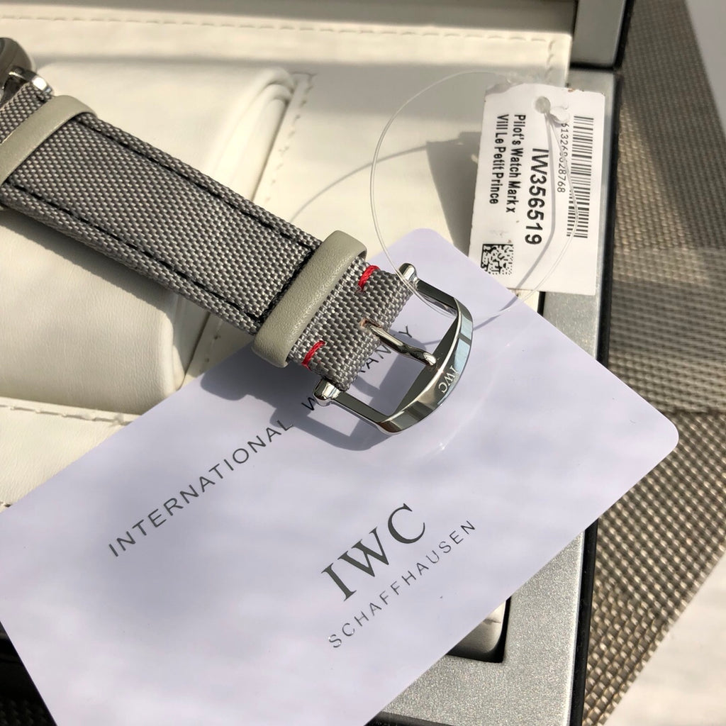 萬國IWC波濤菲諾一表一卡一碼絕不重複、正品一致三碼合一！ 簡約而不簡單低調確失優雅，秒針微微彎曲、細節吻合正品！整錶正面看與原版效果一致，達到真假難辨效果，秒殺市場所有版本！ 從錶殼內側看90度的彎曲線而從外側看四個耳腳又達到了一致的平面效果！ 錶殼資料40mmX9.3mm完美吻合正品，方得始終