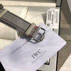 萬國IWC波濤菲諾一表一卡一碼絕不重複、正品一致三碼合一！ 簡約而不簡單低調確失優雅，秒針微微彎曲、細節吻合正品！整錶正面看與原版效果一致，達到真假難辨效果，秒殺市場所有版本！ 從錶殼內側看90度的彎曲線而從外側看四個耳腳又達到了一致的平面效果！ 錶殼資料40mmX9.3mm完美吻合正品，方得始終