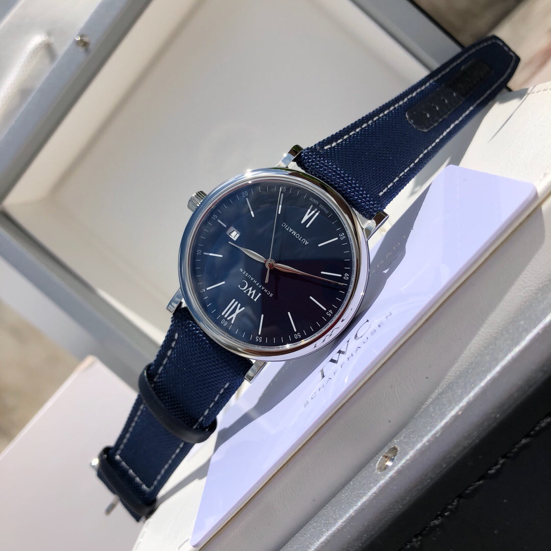 萬國IWC波濤菲諾一表一卡一碼絕不重複、正品一致三碼合一！ 簡約而不簡單低調確失優雅，秒針微微彎曲、細節吻合正品！ 整錶正面看與原版效果一致，達到真假難辨效果，秒殺市場所有版本！ 從錶殼內側看90度的彎曲線而從外側看四個耳腳又達到了一致的平面效果！ 錶殼資料40mmX9.3mm完美吻合正品，方得始終，鍍18k白金條釘，釘面180度弧度角度清晰立體感十足，日曆字體顯示和字面窗口完全吻合， 達到原版效果！ ！