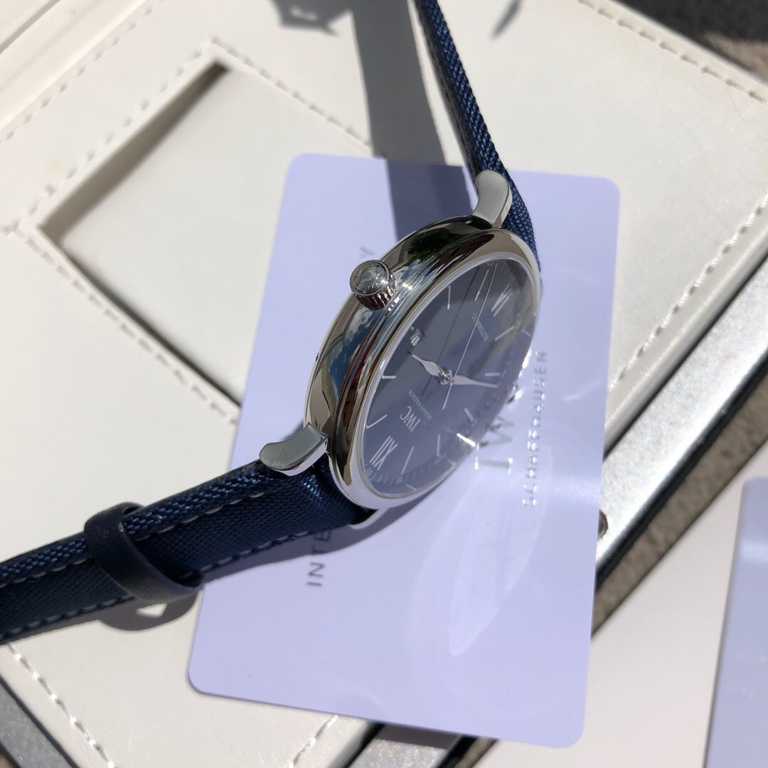 萬國IWC波濤菲諾一表一卡一碼絕不重複、正品一致三碼合一！ 簡約而不簡單低調確失優雅，秒針微微彎曲、細節吻合正品！ 整錶正面看與原版效果一致，達到真假難辨效果，秒殺市場所有版本！ 從錶殼內側看90度的彎曲線而從外側看四個耳腳又達到了一致的平面效果！ 錶殼資料40mmX9.3mm完美吻合正品，方得始終，鍍18k白金條釘，釘面180度弧度角度清晰立體感十足，日曆字體顯示和字面窗口完全吻合， 達到原版效果！ ！