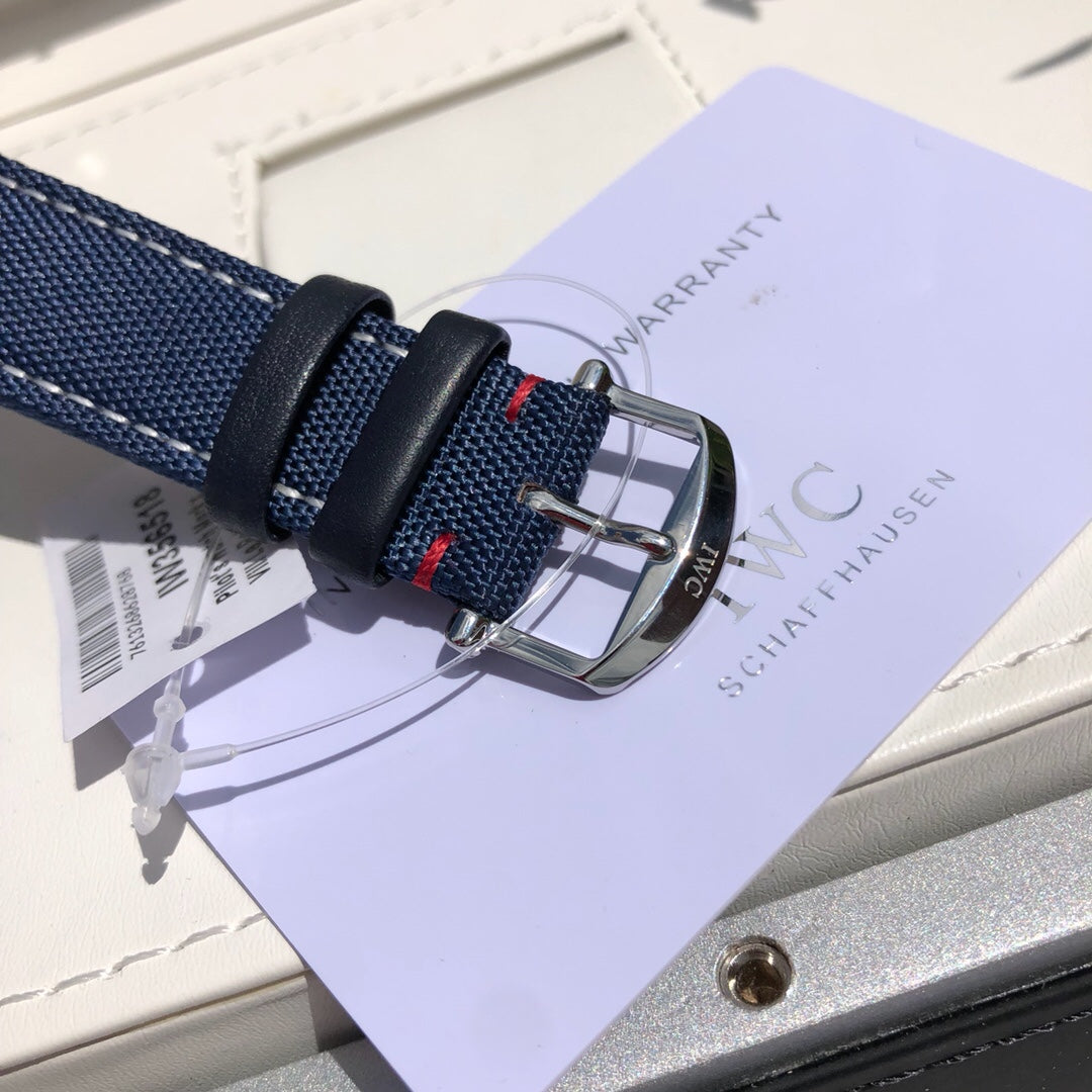 萬國IWC波濤菲諾一表一卡一碼絕不重複、正品一致三碼合一！ 簡約而不簡單低調確失優雅，秒針微微彎曲、細節吻合正品！ 整錶正面看與原版效果一致，達到真假難辨效果，秒殺市場所有版本！ 從錶殼內側看90度的彎曲線而從外側看四個耳腳又達到了一致的平面效果！ 錶殼資料40mmX9.3mm完美吻合正品，方得始終，鍍18k白金條釘，釘面180度弧度角度清晰立體感十足，日曆字體顯示和字面窗口完全吻合， 達到原版效果！ ！