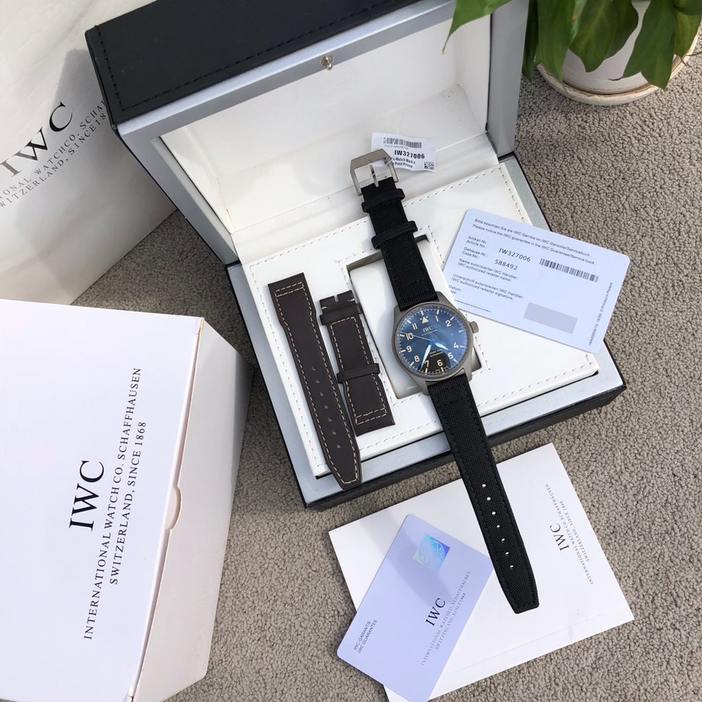 萬國IWC飛行員馬克十八傳承腕錶，IWC飛行員系列正品一致三碼合一、整錶殼錶扣均是鈦金屬打造，超輕耐磨不沾指紋，非凡工藝！ 表內含有內膽具有防磁性能，將機芯周圍的電磁輻射線加以轉移，讓機芯壽命長久精準耐用！ 頂級工藝超強夜光，市場唯一做到髮油光的凸夜光，立體感十足，與正品一致！ 雙面防反光凸狀藍寶石玻璃錶鏡，超穩定的9015機械機芯