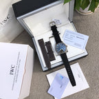 萬國IWC飛行員馬克十八傳承腕錶，IWC飛行員系列正品一致三碼合一、整錶殼錶扣均是鈦金屬打造，超輕耐磨不沾指紋，非凡工藝！ 表內含有內膽具有防磁性能，將機芯周圍的電磁輻射線加以轉移，讓機芯壽命長久精準耐用！ 頂級工藝超強夜光，市場唯一做到髮油光的凸夜光，立體感十足，與正品一致！ 雙面防反光凸狀藍寶石玻璃錶鏡，超穩定的9015機械機芯