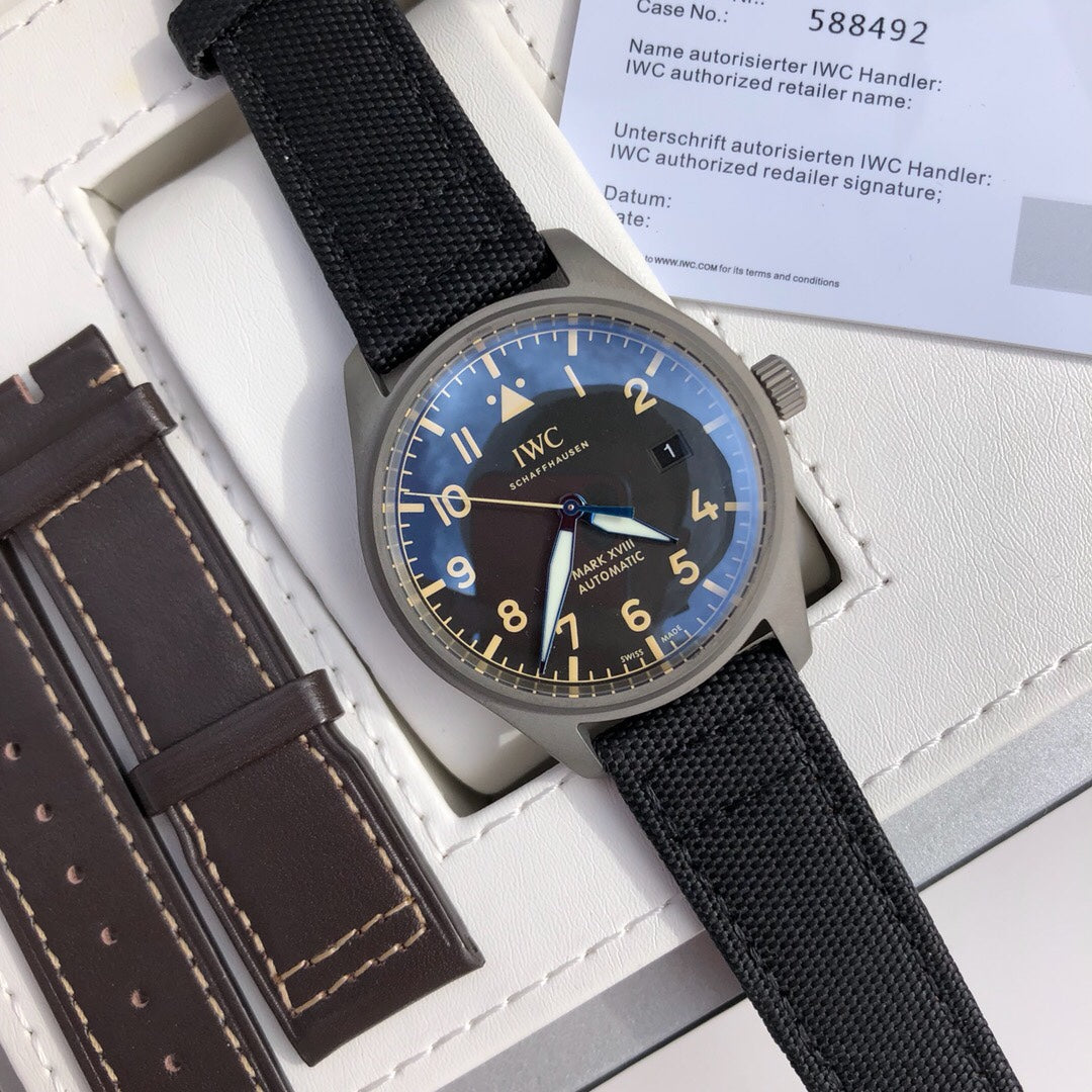 萬國IWC飛行員馬克十八傳承腕錶，IWC飛行員系列正品一致三碼合一、整錶殼錶扣均是鈦金屬打造，超輕耐磨不沾指紋，非凡工藝！ 表內含有內膽具有防磁性能，將機芯周圍的電磁輻射線加以轉移，讓機芯壽命長久精準耐用！ 頂級工藝超強夜光，市場唯一做到髮油光的凸夜光，立體感十足，與正品一致！ 雙面防反光凸狀藍寶石玻璃錶鏡，超穩定的9015機械機芯